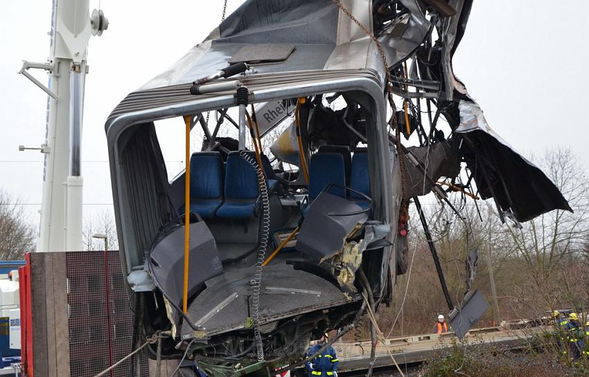 Schwerer VU Bus Zug Düsseldorf P430.JPG